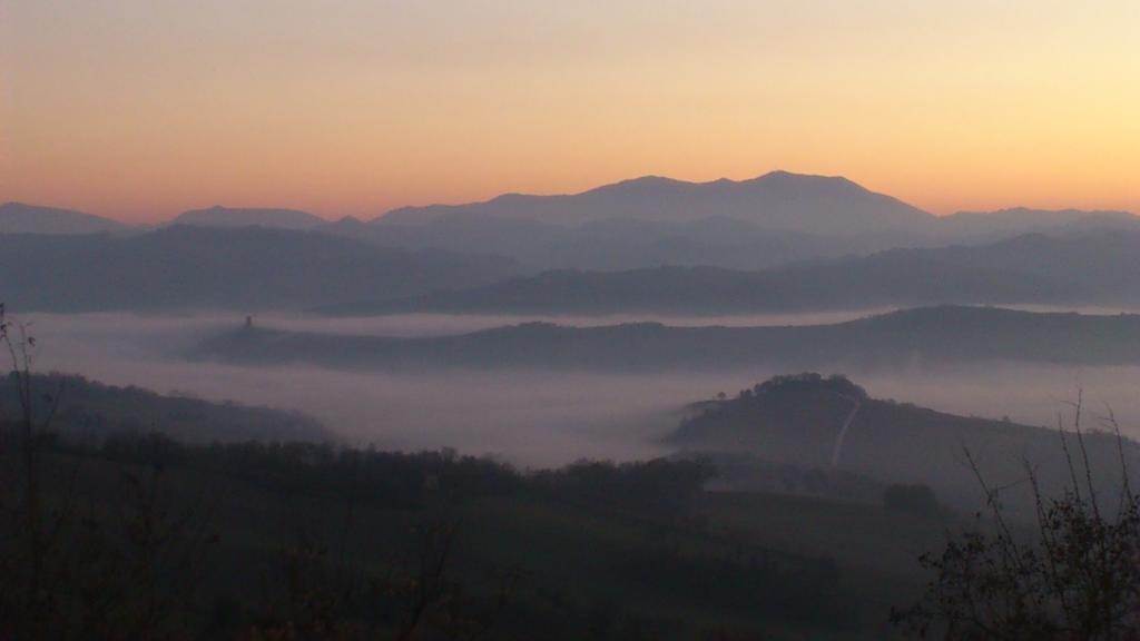 Poggio Dei Prugnoli Panzió Tavoleto Kültér fotó
