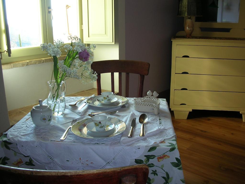 Poggio Dei Prugnoli Panzió Tavoleto Kültér fotó